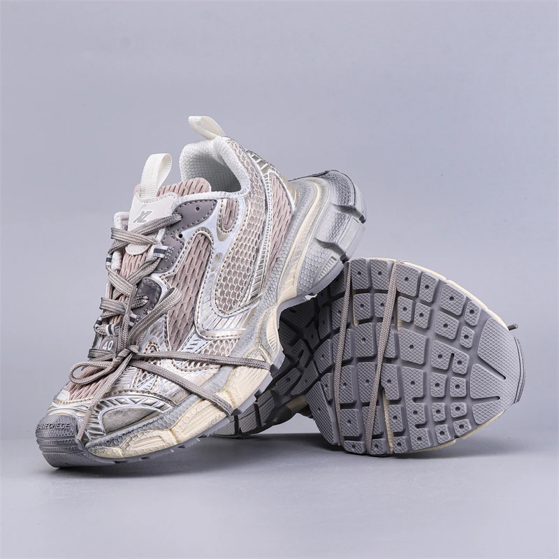 Simple and fashionable cushioned running shoes are fast and comfortable for couples